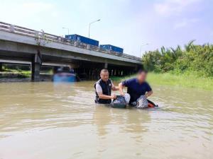 นาทีชีวิต! ตำรวจทางหลวงลุยน้ำท่วมรถตู้หลงทางจมน้ำเกือบมิดคัน ช่วยชีวิต-ทรัพย์สินปลอดภัย 100%