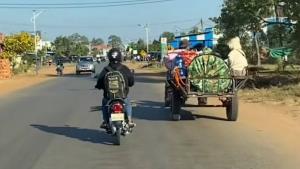 ชาวเขมรฝั่งตรงข้ามกับตลาดช่องจอม พบชาวเขมรต่างกลับมาขนย้ายข้าวของออกจากที่พัก