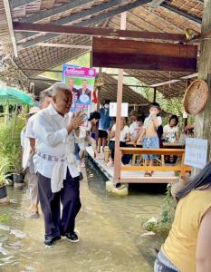 "วัชระ” ลุยตลาดน้ำบางใบไม้ หาเสียงให้ “อภิสิทธิ์” เป็นนายกฯ พบรองประธานวุฒิฯ รุ่นพี่ รร.สุราษฎร์ฯ หยอกแรง “เกือบได้ย้ายพรรคแล้ว”