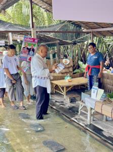 "วัชระ” ลุยตลาดน้ำบางใบไม้ หาเสียงให้ “อภิสิทธิ์” เป็นนายกฯ พบรองประธานวุฒิฯ รุ่นพี่ รร.สุราษฎร์ฯ หยอกแรง “เกือบได้ย้ายพรรคแล้ว”