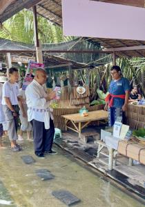 "วัชระ” ลุยตลาดน้ำบางใบไม้ หาเสียงให้ “อภิสิทธิ์” เป็นนายกฯ พบรองประธานวุฒิฯ รุ่นพี่ รร.สุราษฎร์ฯ หยอกแรง “เกือบได้ย้ายพรรคแล้ว”
