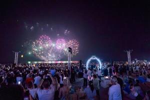 พราว กรุ๊ป ส่งความสุขส่งท้ายปี เนรมิตค่ำคืนเคานต์ดาวน์ริมชายหาดสุดยิ่งใหญ่ ด้วยโชว์พลุ Candy Collection สุดตระการตา