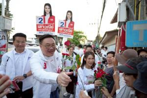 "จุลพันธ์’ ลุยหาเสียงภาษีเจริญ-บางกอกใหญ่ ชูลดค่าครองชีพด้วยรถไฟฟ้า 20 บาท ให้ทุนอาชีวะอัพสกิล