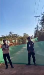 เจ้าหน้าที่นำสแลนมาขึงปิดที่เกิดเหตุ