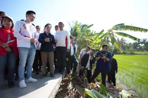 “ยศชนัน” นำทีมเพื่อไทยลุยพบชาวนาอยุธยา-ปทุมธานี-นนทบุรี ชูนโยบายประกันกำไรสินค้าเกษตร 30%