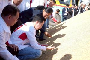 “ยศชนัน” นำทีมเพื่อไทยลุยพบชาวนาอยุธยา-ปทุมธานี-นนทบุรี ชูนโยบายประกันกำไรสินค้าเกษตร 30%