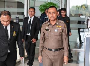 ‘บิ๊กเต่า’ หอบสำนวนหมื่นหน้า ยื่น ป.ป.ช.ฟัน 6 ราย เอี่ยวสินบนทอง ยันทำคดี ‘บิ๊กโจ๊ก’ ไร้กลั่นแกล้ง ไม่โกรธเคืองกัน