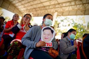 เพื่อไทยเริ่มออนทัวร์อีสาน ประเดิมที่ร้อยเอ็ด 'ณัฐวุฒิ-จิราพร' ลั่นกลองรบ ปราศรัยไล่งูเห่า-ทวงคืนศักดิ์ศรี 8 ก.พ.เลือกทั้งคนทั้งพรรค