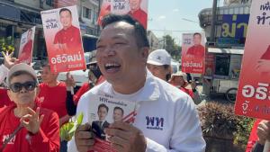 ผู้สมัคร ส.ส. ลงพื้นที่หาเสียง พกใบมะยม แขวนหลวงปู่ชอบ เผยเป็นเคล็ดลับ ให้ประชาชน นิยมชมชอบ