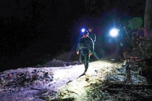 แม่ทัพภาคที่ 2 ลงพื้นที่กลางคืน ตรวจความพร้อม RDF-X เนิน 225 ย้ำเข้มความปลอดภัยชายแดน พร้อมให้กำลังใจและมอบของขวัญปีใหม่