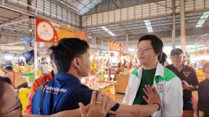 การเมืองเดือดทีมงานพรรคประชาชน แจกกล้วย-ผลักอกผู้สมัครพรรคกล้าธรรม กลางตลาด คู่กรณีโร่แจ้งความ