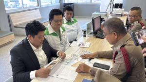 การเมืองเดือดทีมงานพรรคประชาชน แจกกล้วย-ผลักอกผู้สมัครพรรคกล้าธรรม กลางตลาด คู่กรณีโร่แจ้งความ