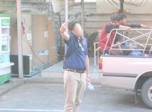 การเมืองเดือดทีมงานพรรคประชาชน แจกกล้วย-ผลักอกผู้สมัครพรรคกล้าธรรม กลางตลาด คู่กรณีโร่แจ้งความ