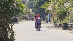 ชาวบ้านยังใช้ชีวิตปกติหลังทหารกัมพูชายิงปืน ค. ทำทหารบาดเจ็บที่ช่องบก