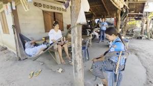ชาวบ้านยังใช้ชีวิตปกติหลังทหารกัมพูชายิงปืน ค. ทำทหารบาดเจ็บที่ช่องบก
