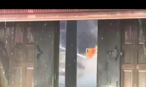 ไฟไหม้ซ้ำสอง! วัดมหาธาตุฯ เพชรบุรี ระทึก เพลิงเผากุฏิไม้เก่าใกล้จุดเดิม วอดทั้งหลัง รองผู้ว่าฯ นำทีมลุยกว่า 1 ชม. ก่อนคุมอยู่