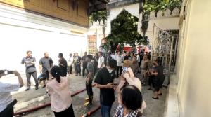ไฟไหม้ซ้ำสอง! วัดมหาธาตุฯ เพชรบุรี ระทึก เพลิงเผากุฏิไม้เก่าใกล้จุดเดิม วอดทั้งหลัง รองผู้ว่าฯ นำทีมลุยกว่า 1 ชม. ก่อนคุมอยู่