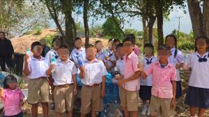 ครู-นร.โรงเรียนชายแดนสระแก้วเร่งเคลียร์พื้นที่-เก็บขยะในบังเกอร์เตรียมพร้อมรับสถานการณ์หากมีปะทะรอบใหม่
