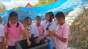 ครู-นร.โรงเรียนชายแดนสระแก้วเร่งเคลียร์พื้นที่-เก็บขยะในบังเกอร์เตรียมพร้อมรับสถานการณ์หากมีปะทะรอบใหม่