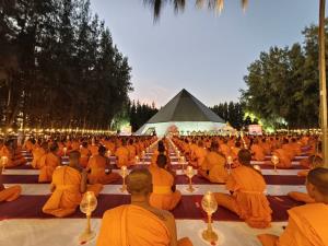 พระสงฆ์ 1,142 รูป ธรรมยาตราถึงสุพรรณบุรี เจริญสมาธิภาวนาถวายพระบรมราชชนนีพันปีหลวง