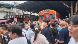 ปีใหม่สมุทรสงครามคึก! นักท่องเที่ยวไทย–เทศแห่เที่ยว “ตลาดร่มหุบ” พุ่งเท่าตัว เงินสะพัดชุมชน
