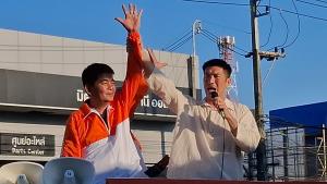 “ธนาธร” ช่วยหาเสียงให้ผู้สมัครพรรคส้มเขต 1 อุบลฯ หลังครั้งก่อนแพ้ฉิวเฉียดเพียงพันกว่าคะแนน