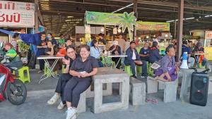 “ธนาธร” ช่วยหาเสียงให้ผู้สมัครพรรคส้มเขต 1 อุบลฯ หลังครั้งก่อนแพ้ฉิวเฉียดเพียงพันกว่าคะแนน