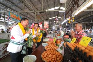 ตลาดสระบุรีคึกคัก! “สมศักดิ์–อนุชา” นำทีมเพื่อไทยลุยหาเสียง ชูนโยบายเกษตร–แก้หนี้นอกระบบ ดันรายได้เกษตรกรยั่งยืน