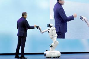 Steve Scarbrough ผู้จัดการฝ่ายขายโซลูชันด้านสิ่งแวดล้อมของ LG อเมริกาเหนือ ชนกำปั้นกับหุ่นยนต์ LG CLOiD ระหว่างการแถลงข่าวของ LG Electronics ที่งาน CES 2026 งานแสดงสินค้าอิเล็กทรอนิกส์สำหรับผู้บริโภคประจำปี ณ ลาสเวกัส รัฐเนวาดา สหรัฐอเมริกา เมื่อวันที่ 5 มกราคม 2026