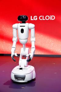 ในห้องครัว CLOiD สามารถช่วยวางแผนมื้ออาหารให้เหมาะสมกับสมาชิกในครอบครัวได้ 