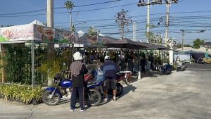 ชาวบ้านแห่จับจ่ายของดีราคาถูก หลัง“ฉวีวรรณกรุ๊ป  เปิดขายไก่-ไข่ราคาถูกกว่าตลาด แบ่งเบาภาระชาวศรีราชา”