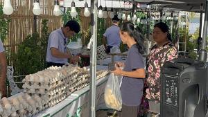 ชาวบ้านแห่จับจ่ายของดีราคาถูก หลัง“ฉวีวรรณกรุ๊ป  เปิดขายไก่-ไข่ราคาถูกกว่าตลาด แบ่งเบาภาระชาวศรีราชา”