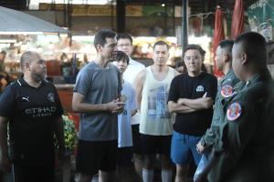 ‘เจษฎ์-ชัยวุฒิ’ โชว์ฟิตเต้นวิ่ง-อู้คำเมืองหาเสียงช่วย ‘โค้ชเอก’ ชิง สส.เขต 1 เชียงใหม่ เจอชาวบ้านบ่นไม่เอาส้ม-นักการเมืองโกง