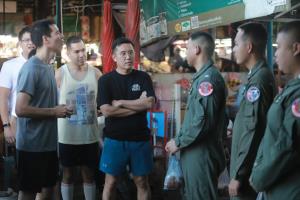 ‘เจษฎ์-ชัยวุฒิ’ โชว์ฟิตเต้นวิ่ง-อู้คำเมืองหาเสียงช่วย ‘โค้ชเอก’ ชิง สส.เขต 1 เชียงใหม่ เจอชาวบ้านบ่นไม่เอาส้ม-นักการเมืองโกง