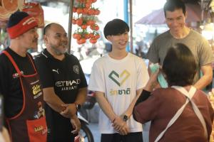 ‘เจษฎ์-ชัยวุฒิ’ โชว์ฟิตเต้นวิ่ง-อู้คำเมืองหาเสียงช่วย ‘โค้ชเอก’ ชิง สส.เขต 1 เชียงใหม่ เจอชาวบ้านบ่นไม่เอาส้ม-นักการเมืองโกง