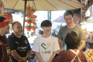 ‘เจษฎ์-ชัยวุฒิ’ โชว์ฟิตเต้นวิ่ง-อู้คำเมืองหาเสียงช่วย ‘โค้ชเอก’ ชิง สส.เขต 1 เชียงใหม่ เจอชาวบ้านบ่นไม่เอาส้ม-นักการเมืองโกง