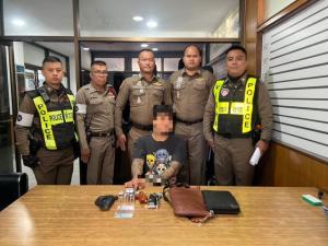 รวบหนุ่มขับกระบะทะเบียนไม่ชัด หลังเรียกตรวจ พบซุกปืนใส่กระสุนพร้อมยิง มีดอีกเล่ม