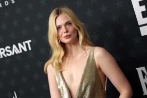 ออร่าเด่นขาวผ่อง! "เอล แฟนนิง" สะกดทุกสายตาในลุคทองเหลว บนพรมแดง Critics Choice Awards 2026