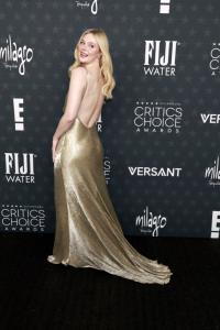 ออร่าเด่นขาวผ่อง! "เอล แฟนนิง" สะกดทุกสายตาในลุคทองเหลว บนพรมแดง Critics Choice Awards 2026