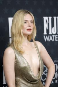 ออร่าเด่นขาวผ่อง! "เอล แฟนนิง" สะกดทุกสายตาในลุคทองเหลว บนพรมแดง Critics Choice Awards 2026