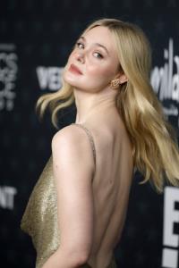 ออร่าเด่นขาวผ่อง! "เอล แฟนนิง" สะกดทุกสายตาในลุคทองเหลว บนพรมแดง Critics Choice Awards 2026
