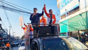 “ธนาธร” บุกบุรีรัมย์ถิ่น “เนวิน” ย้ำกาพรรค ปชน.ได้ “เท้ง” เป็นนายกฯ ไม่มีอีกแล้ว “กาส้ม ได้หนู”