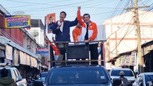“ธนาธร” บุกบุรีรัมย์ถิ่น “เนวิน” ย้ำกาพรรค ปชน.ได้ “เท้ง” เป็นนายกฯ ไม่มีอีกแล้ว “กาส้ม ได้หนู”