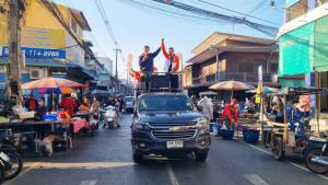 “ธนาธร” บุกบุรีรัมย์ถิ่น “เนวิน” ย้ำกาพรรค ปชน.ได้ “เท้ง” เป็นนายกฯ ไม่มีอีกแล้ว “กาส้ม ได้หนู”