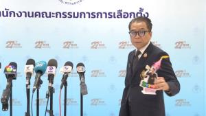 “ทนายอั๋น” บุก กกต. มอบหอกหักให้ “แสวง บุญมี” เย้ยปมโกงเลือกตั้งแต่จับไม่ได้