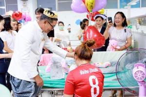 วันเด็กถึงขอบเตียง! ผู้ว่าฯ เพชรบุรี หอบของขวัญ 40 ชุด เยี่ยมน้องป่วย เติมรอยยิ้มเด็กน้อยที่ไม่ได้กลับบ้าน
