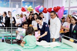วันเด็กถึงขอบเตียง! ผู้ว่าฯ เพชรบุรี หอบของขวัญ 40 ชุด เยี่ยมน้องป่วย เติมรอยยิ้มเด็กน้อยที่ไม่ได้กลับบ้าน