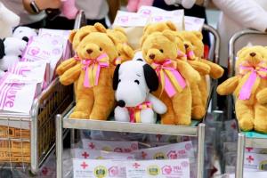 วันเด็กถึงขอบเตียง! ผู้ว่าฯ เพชรบุรี หอบของขวัญ 40 ชุด เยี่ยมน้องป่วย เติมรอยยิ้มเด็กน้อยที่ไม่ได้กลับบ้าน