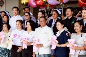วันเด็กถึงขอบเตียง! ผู้ว่าฯ เพชรบุรี หอบของขวัญ 40 ชุด เยี่ยมน้องป่วย เติมรอยยิ้มเด็กน้อยที่ไม่ได้กลับบ้าน