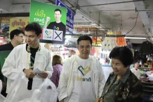 "ชัยวุฒิ -ดร.เจษฎ์" สวมม่อฮ่อม ล้อมวงคุยคนรุ่นใหม่กลางสวนสาธารณะ ชู "รักชาติที่กินได้" ดันแบงก์รัฐอุ้ม SME ผุดโรงเรียนนานาชาติฟรี